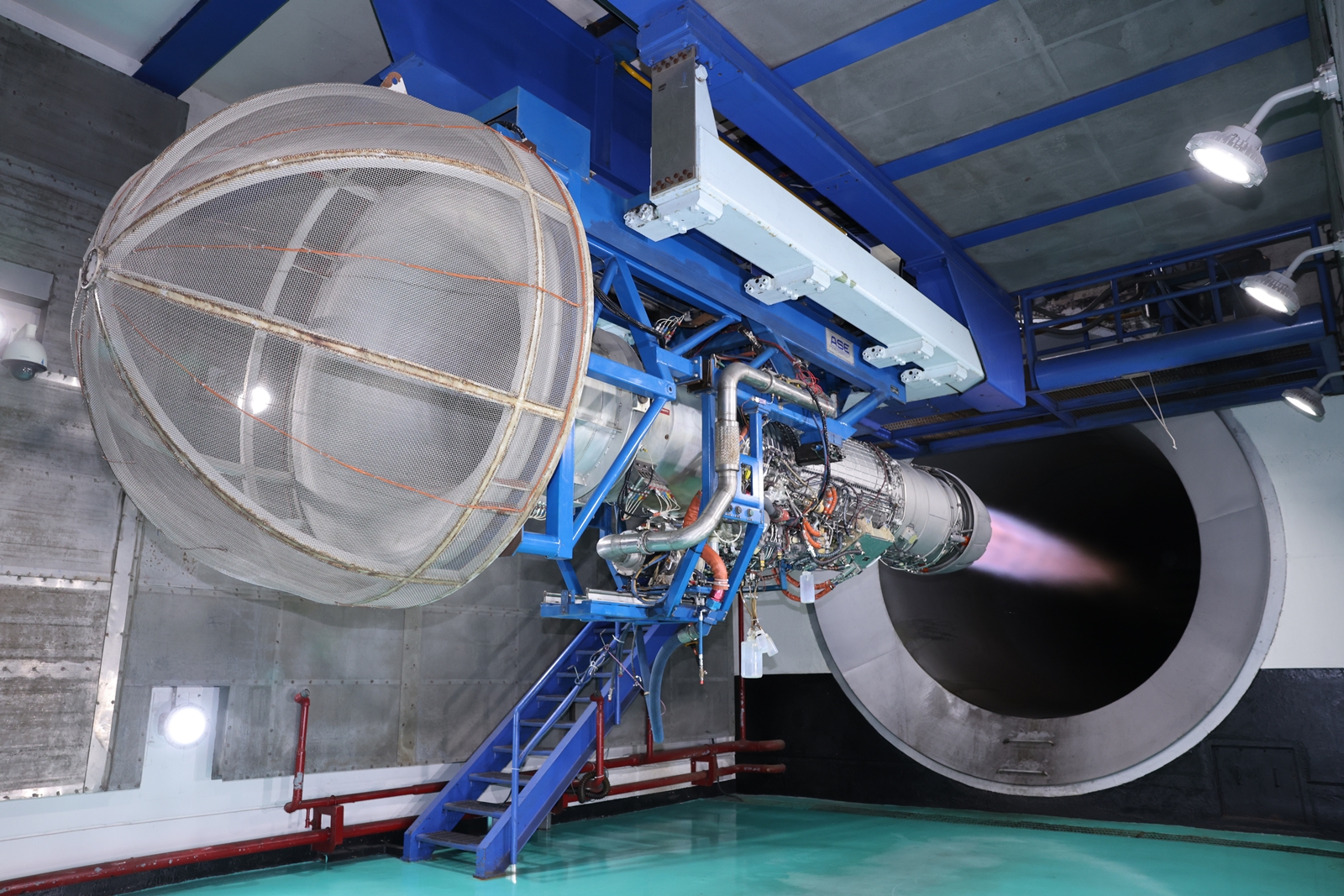 한화에어로스페이스가 1만 번째 항공엔진을 시운전하고 있다.