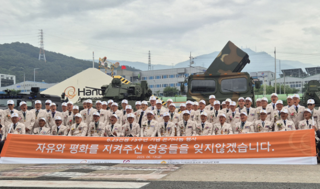 사진 1. 성능시험 관람을 마치고 전시장비 앞에서 단체 기념사진 촬영을 하고 있는 모습