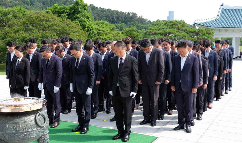 한화에어로스페이스와 한화시스템, 한화오션 임직원이 참배하고 있다